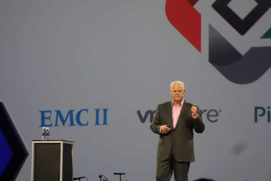 5일(현지시간) 미국 라스베이거스에서 열리고 있는 'EMC월드 2015'에서 조 투치 EMC 회장이 오픈소스 전략과 3세대 플랫폼에 대해 발표를 하고 있다. 사진= EMC 제공